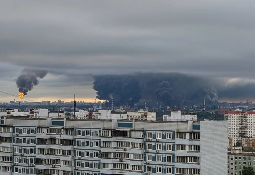 Espesas columnas de humo se elevan hacia el cielo tras un ataque con drones ucranianos contra una refinería de petróleo en las afueras de Moscú, Rusia, el 18 de junio de 2026. (Redes sociales vía Reuters)