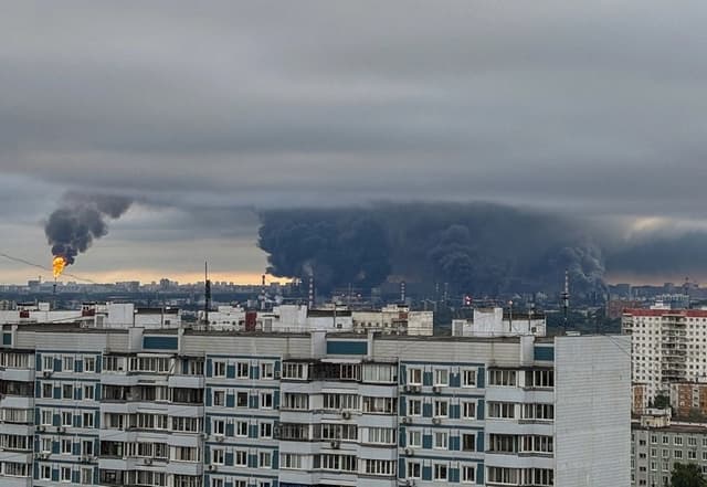 Espesas columnas de humo se elevan hacia el cielo tras un ataque con drones ucranianos contra una refinería de petróleo en las afueras de Moscú, Rusia, el 18 de junio de 2026. (Redes sociales vía Reuters)