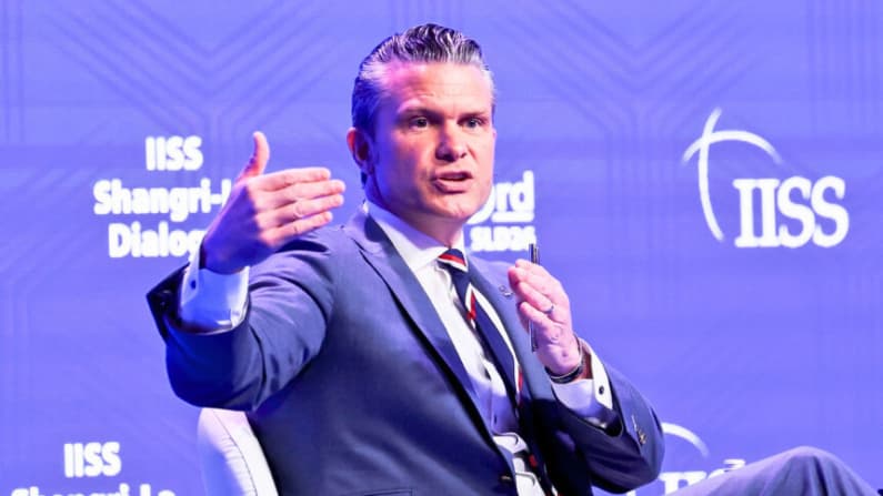 Hegseth dice que EE. UU. emprenderá acción militar y volverá a imponer el bloqueo si Irán no cumple