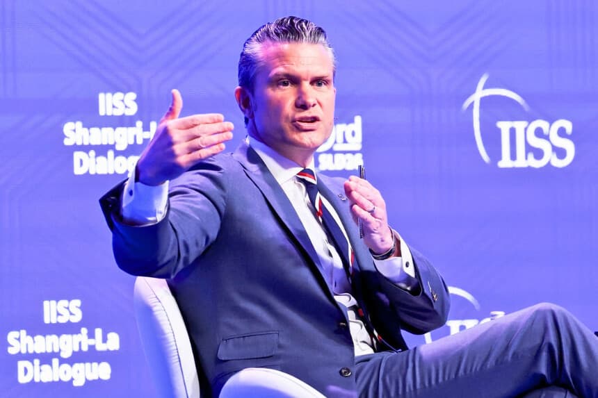El secretario de Guerra de EE. UU., Pete Hegseth, interviene en la cumbre de seguridad "Shangri-La Dialogue" del IISS, celebrada en Singapur el 30 de mayo de 2026. (Edgar Su/Reuters).