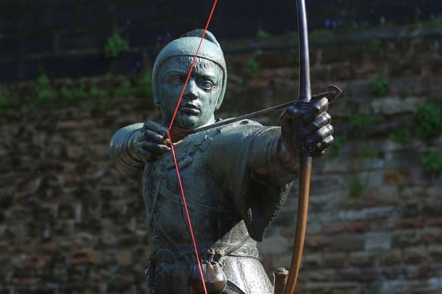 Estatua de Robin Hood frente al Castillo de Nottingham antes del Rothesay Open Nottingham, el 10 de junio de 2023 en Nottingham, Inglaterra. (Nathan Stirk/Getty Images para LTA)