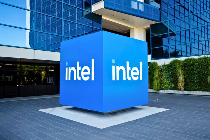 El logotipo de Intel se ve en el exterior de la sede central de la empresa en Santa Clara, California, el 26 de julio de 2025. (Gary Wang/The Epoch Times).