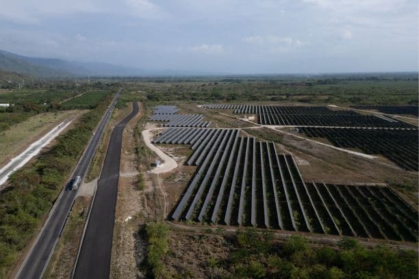 Vista aérea de una refinería perteneciente a la empresa petrolera estatal argentina YPF en La Plata, a unos 60 km al sur de Buenos Aires, el 4 de julio de 2025. (LUIS ROBAYO/AFP vía Getty Images)