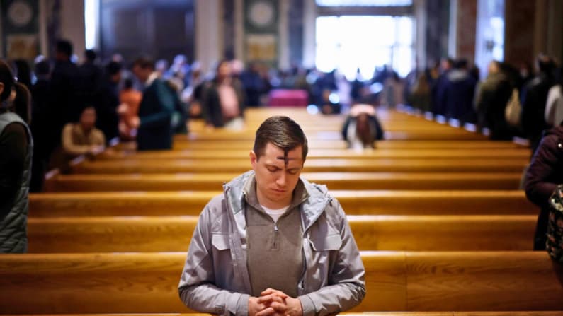 Encuesta: La mayoría de los estadounidenses cree que más personas religiosas beneficiarían a la sociedad