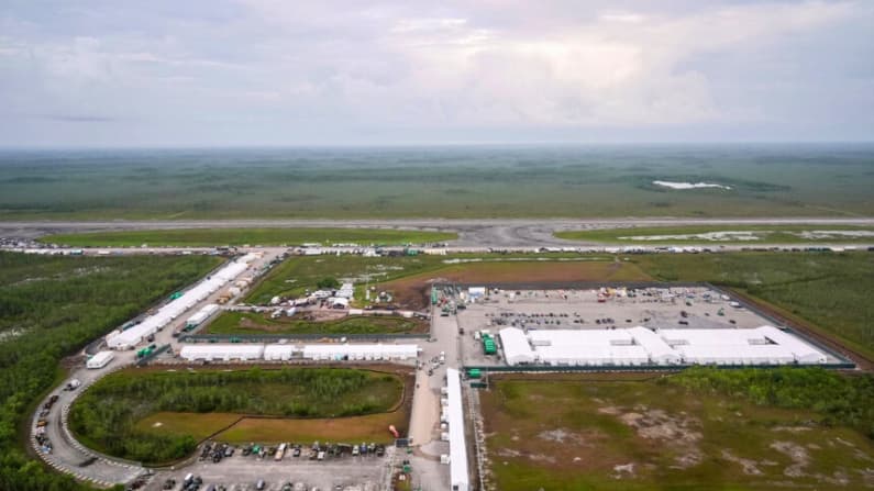 DHS confirma traslado de inmigrantes detenidos en “Alligator Alcatraz” por temporada de huracanes