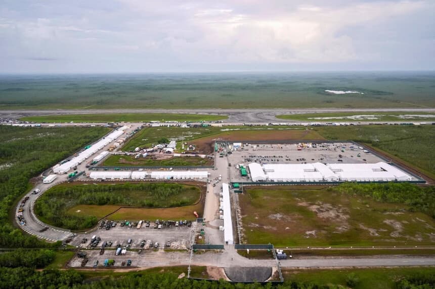 Avanzan las obras de un nuevo centro de detención federal conocido como “Alligator Alcatraz”, en el centro de formación y transición Dade-Collier, situado en los Everglades de Florida, en Ochopee, Florida, el 4 de julio de 2025. (Rebecca Blackwell/Archivo/AP Photo).