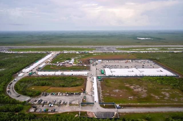 DHS confirma traslado de inmigrantes detenidos en “Alligator Alcatraz” por temporada de huracanes