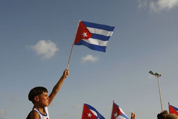 Un niño agita una bandera cubana en la famosa Calle Ocho, en el barrio de La Pequeña Habana, el 1 de agosto de 2006 en Miami, Florida. (Chip Somodevilla/Getty Images)