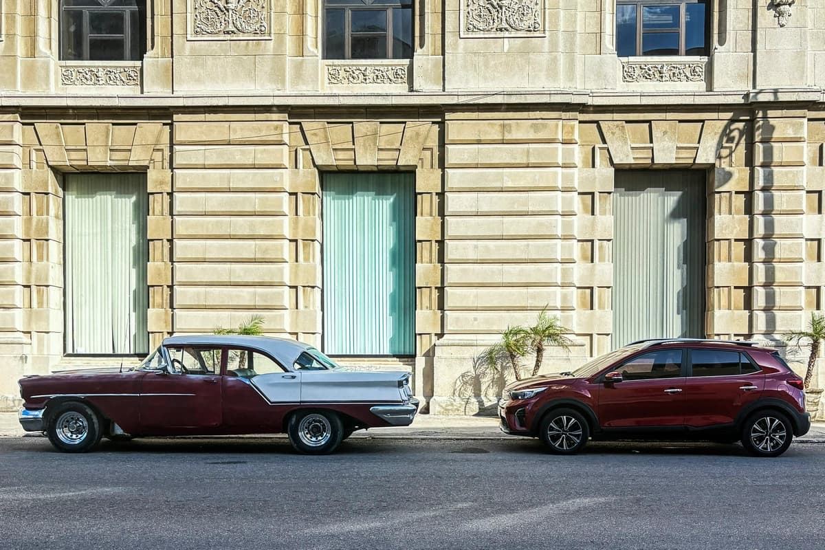 Autos clásicos y modernos están estacionados a lo largo de la Avenida del Puerto en La Habana, el 17 de junio de 2026. (Pablo Porciuncula / AFP via Getty Images)