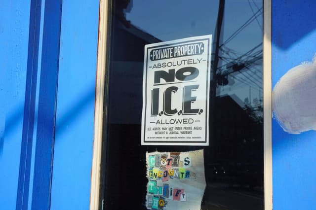 Un cartel advierte a los agentes del Servicio de Inmigración y Control de Aduanas (ICE) que no entren en una tienda en Ellsworth, Maine, el 5 de junio de 2026. (Nathan Worcester/The Epoch Times).