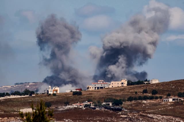 El humo se eleva desde el lugar donde se produjo un ataque aéreo israelí en la región de Marjayoun, al sur del Líbano, el 19 de junio de 2026. (AFP vía Getty Images)