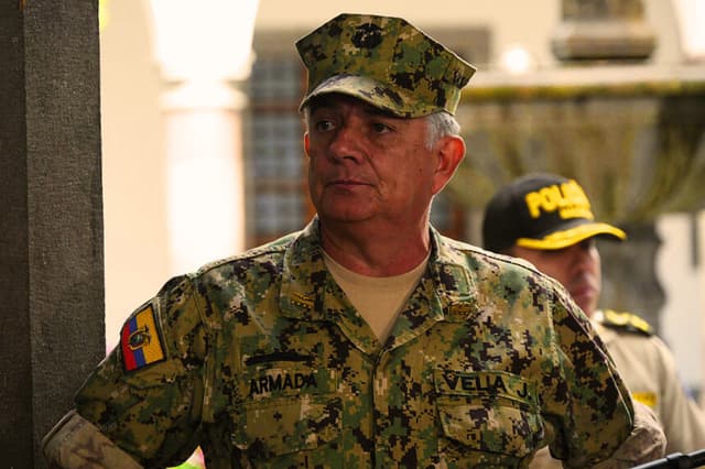 El jefe del Comando Conjunto de las Fuerzas Armadas de Ecuador, Jaime Vela, el 26 de junio de 2025, un día después de que fuera recapturado el fugitivo más buscado de Ecuador, el líder de la banda «Los Choneros», conocido como «Fito». (RODRIGO BUENDIA/AFP vía Getty Images)