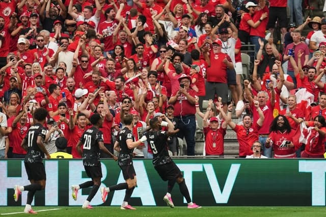 El canadiense Cyle Larin (derecha) celebra tras anotar el primer gol de su equipo durante el partido de fútbol del Grupo B del Mundial contra Catar, disputado en Vancouver el 18 de junio de 2026. (Foto AP/Abbie Parr)