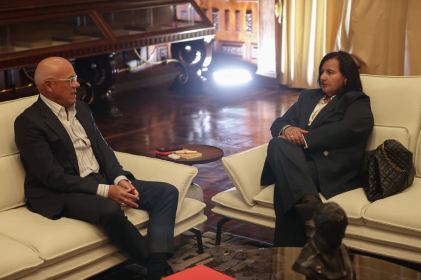 El presidente de la Asamblea Nacional, Jorge Rodríguez (Izq.), habla con la exdiputada Dinorah Figuera durante una reunión este jueves, en Caracas, Venezuela. (EFE/ Ronald Peña R.)