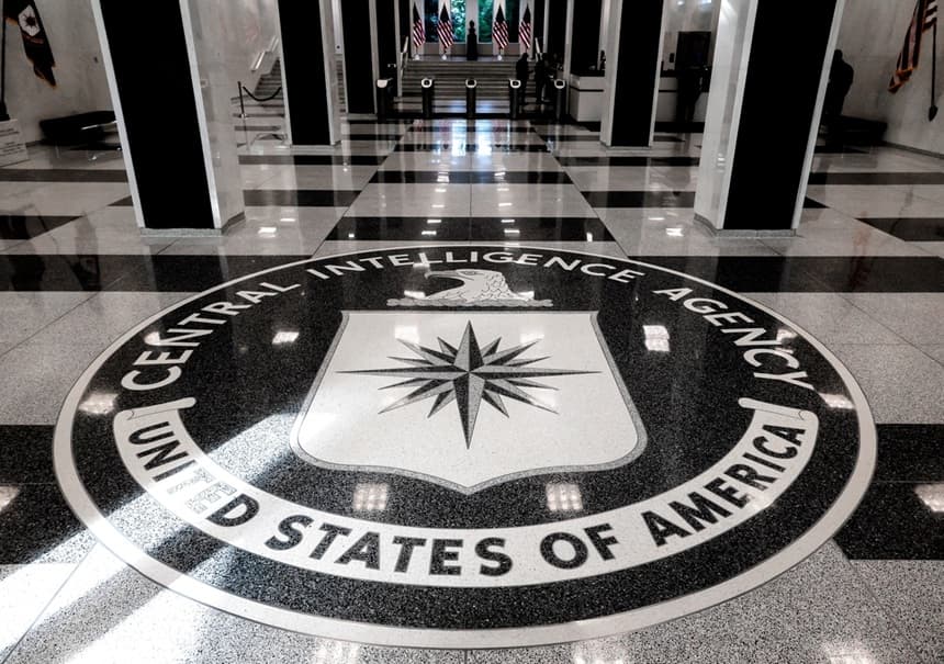 El escudo de la Agencia Central de Inteligencia (CIA) en la entrada de la sede de la agencia en McLean, Virginia, el 24 de septiembre de 2022. (Evelyn Hockstein/Reuters)