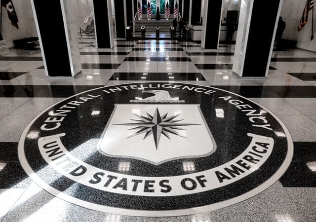 El escudo de la Agencia Central de Inteligencia (CIA) en la entrada de la sede de la agencia en McLean, Virginia, el 24 de septiembre de 2022. (Evelyn Hockstein/Reuters)