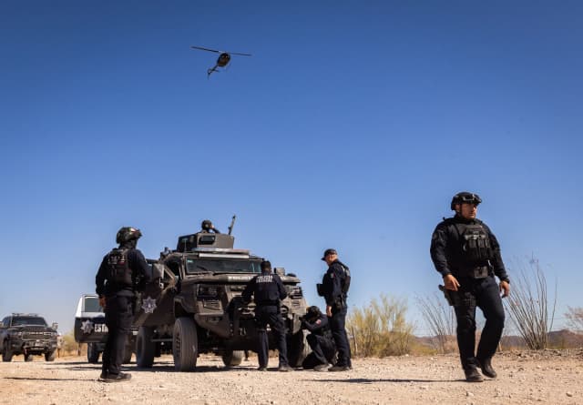 Agentes de la Policía Estatal de Sonora llevan a cabo una operación en los desiertos de Sonora, México, el 15 de abril de 2025. (John Fredricks/The Epoch Times)