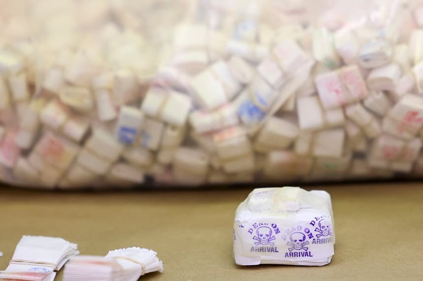 Se exhiben bolsitas de papel cristal con fentanilo confirmado en el Laboratorio Regional del Noreste de la Administración para el Control de Drogas (DEA) en Nueva York, el 7 de mayo de 2026. (ANGELA WEISS / AFP vía Getty Images)