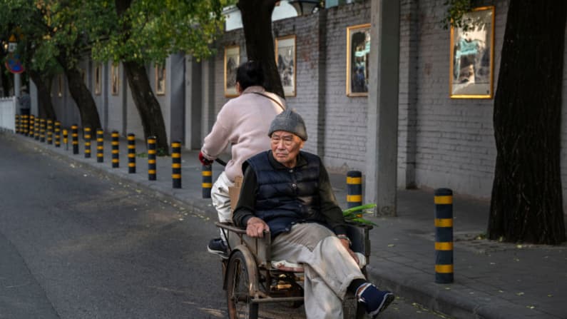 La población de China envejece más rápido que el alza de su riqueza, revela estudio