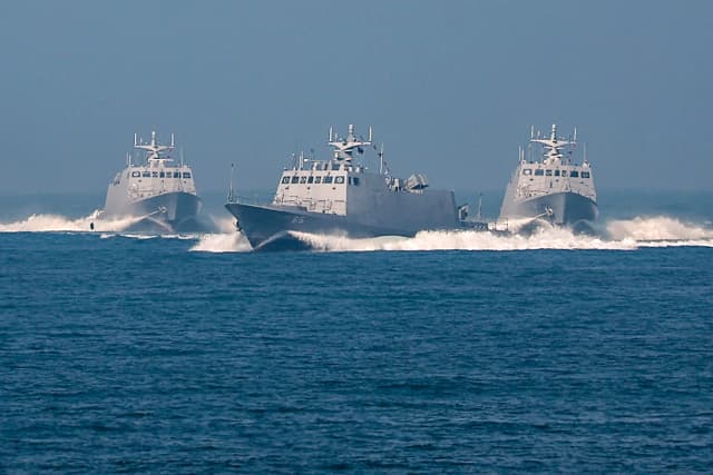 Embarcaciones misileras de la clase Kuang Hua VI participan en maniobras militares de primavera en la base naval de Tsoying en Kaohsiung el 29 de enero de 2026. (I-Hwa Cheng/AFP vía Getty Images)