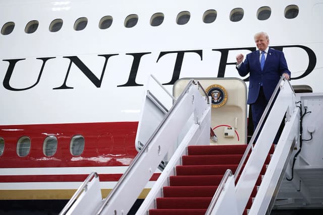 El presidente de EE. UU., Donald Trump, levanta el puño en señal de victoria tras recorrer el interior de la aeronave más nueva de la flota presidencial en la Base Aérea Andrews, ubicada en la Base Conjunta Andrews, Maryland, el 19 de junio de 2026. La familia real de Catar donó a la Fuerza Aérea de EE. UU. un Boeing 747-8 de 13 años de antigüedad, valorado en 400 millones de dólares, para que sea utilizado como el nuevo Air Force One. (Alex Wong/Getty Images)