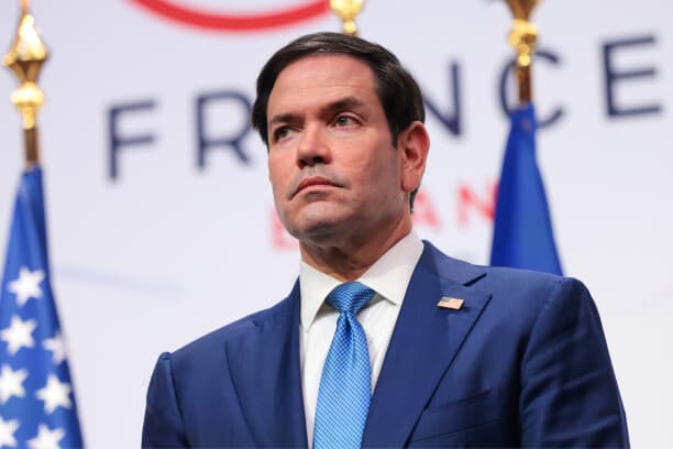 El secretario de Estado de EE. UU., Marco Rubio, observa mientras el presidente de EE. UU., Donald Trump, habla en una conferencia de prensa durante la Cumbre de Líderes del G7 el 17 de junio de 2026 en Evian-les-Bains, Francia. (Anna Moneymaker/Getty Images)