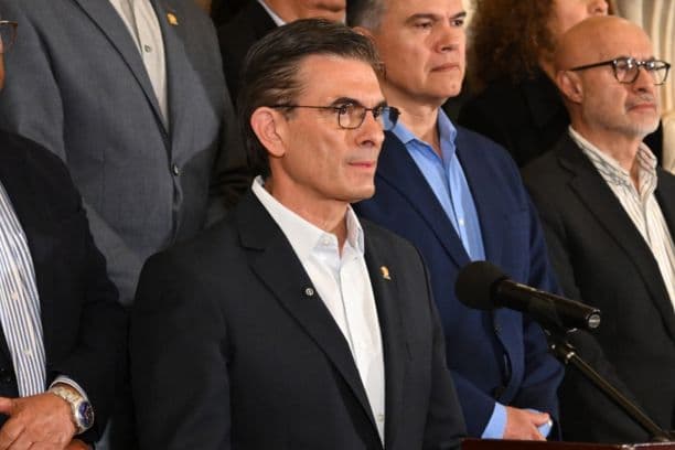 Fotografía cedida por la Oficina de prensa de la Presidencia de Bolivia, del presidente, Rodrigo Paz, quien da un mensaje al país junto a sus ministros, este sábado en La Paz (Bolivia). Paz anunció este sábado la imposición del estado de excepción en Bolivia "para liberar las carreteras del país", tras siete semanas de protestas y bloqueos de carreteras de sectores campesinos y afines al exmandatario Evo Morales, que exigen su renuncia. (EFE/Presidencia de Bolivia)