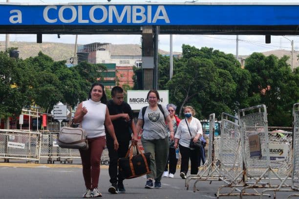 Personas caminan por el puente Internacional Simón Bolívar, que une a Colombia con Venezuela este sábado, en La Parada, Colombia. (EFE/ Mario Caicedo)