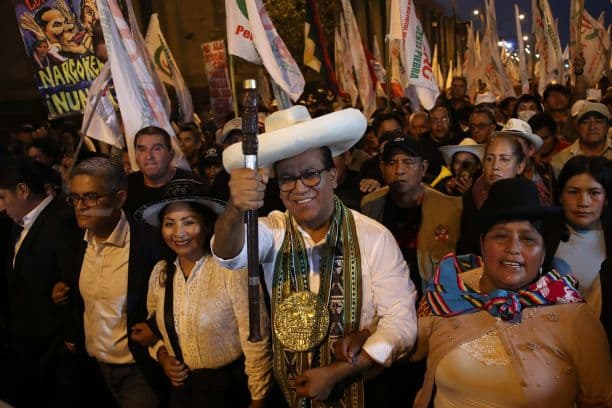 El candidato a la Presidencia de Perú Roberto Sánchez (c) participa en una manifestación contra los resultados de la segunda vuelta de los comicios que sitúan como virtual ganadora a la derechista Keiko Fujimori, este viernes 19 de junio 2026 en Lima, Perú. (EFE/ Paolo Aguilar)