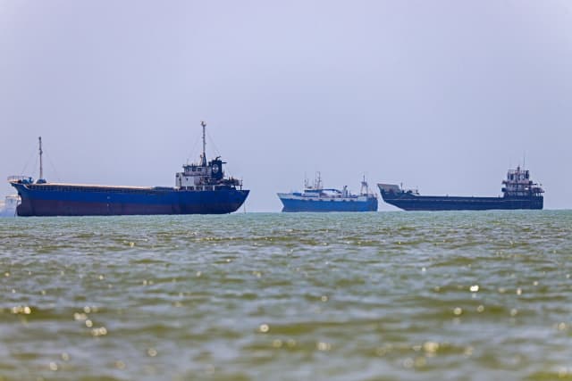 En esta fotografía, obtenida de la agencia de noticias iraní ISNA el 18 de junio de 2026, se observan buques anclados en Bandar Abbas, a lo largo del estrecho de Ormuz. (Amirhossein Khorgooei/AFP vía Getty Images).