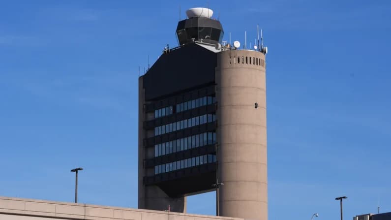 Vuelo de Delta con 135 personas aborta aterrizaje para evitar choque con otro avión