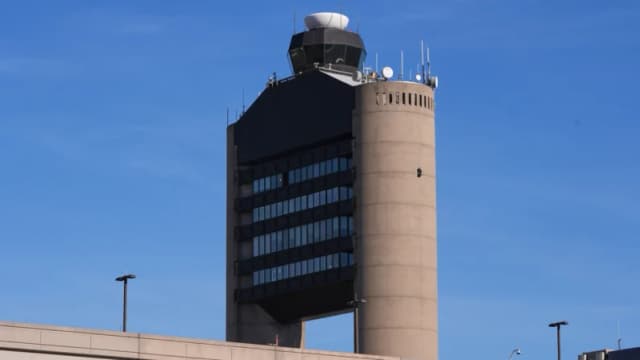 Vuelo de Delta con 135 personas aborta aterrizaje para evitar choque con otro avión