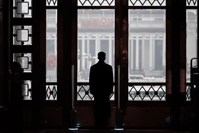 Un guardia de seguridad permanece en su puesto durante la sesión inaugural de la Asamblea Popular Nacional (APN) en el Gran Salón del Pueblo en Pekín, el 5 de marzo de 2024. (Wang Zhao /AFP vía Getty Images)