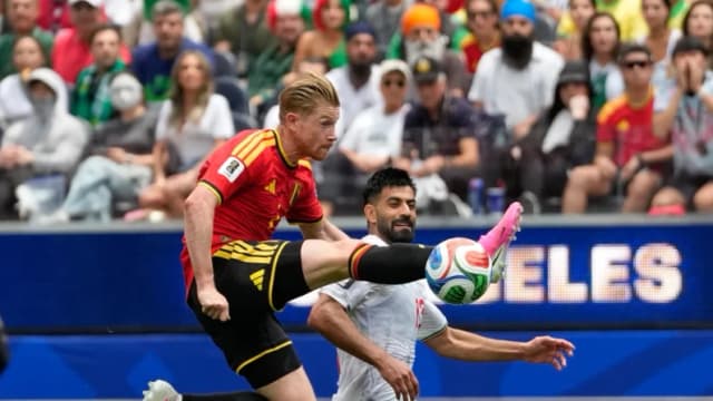 Irán empata 0-0 con Bélgica, que jugó con diez hombres, y una actuación estelar del portero Beiranvand