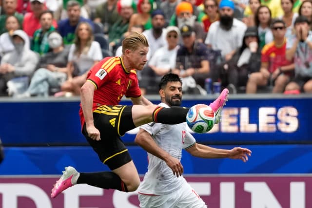 Irán empata 0-0 con Bélgica, que jugó con diez hombres, y una actuación estelar del portero Beiranvand