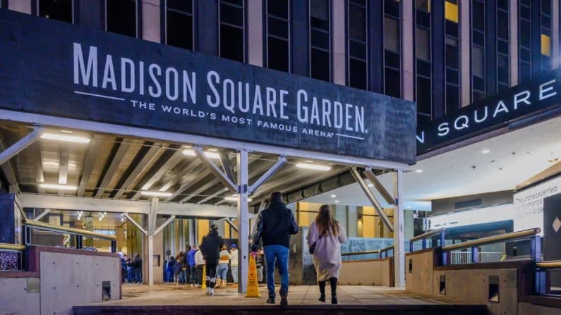 Hombre muere tras caer al vacío durante concierto de rock en el Madison Square Garden
