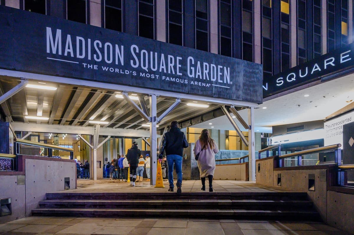 Hombre muere tras caer al vacío durante concierto de rock en el Madison Square Garden