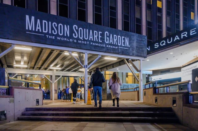 Aficionados hacen fila afuera del Madison Square Garden antes de un partido de baloncesto de la NBA en Nueva York, el 23 de febrero de 2021. (Brittainy Newman/AP Photo)