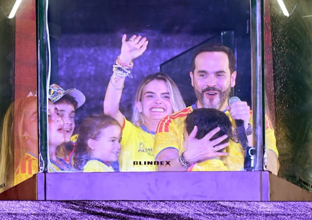 El presidente electo de Colombia, Abelardo de la Espriella, del movimiento Defensores de la Patria, se dirige a sus seguidores acompañado de su familia desde detrás de un vidrio a prueba de balas tras los resultados preliminares de la segunda vuelta de las elecciones presidenciales en el monumento Ventana al Mundo en Barranquilla, Colombia, el 21 de junio de 2026. (Juan Barreto/AFP vía Getty Images)