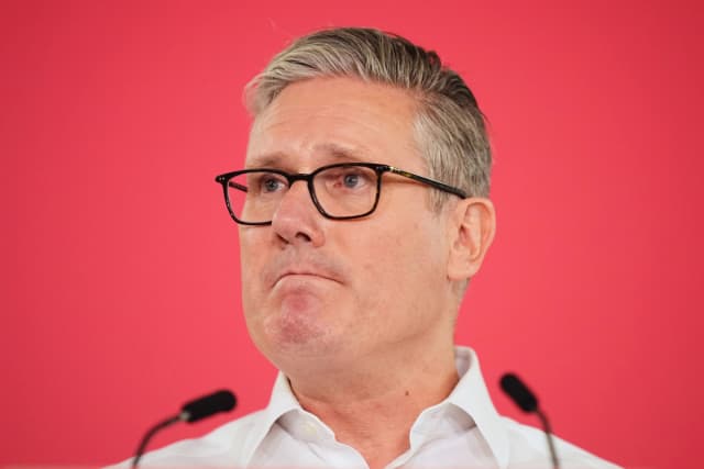 El primer ministro británico Keir Starmer hace una pausa mientras pronuncia un discurso, en Londres, el 11 de mayo de 2026. (James Manning/PA via AP)