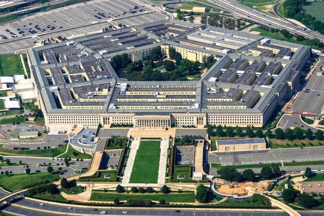 Vista desde la ventana de un avión del Pentágono en Washington el 27 de agosto de 2023. (Carolyn Kaster/AP).
