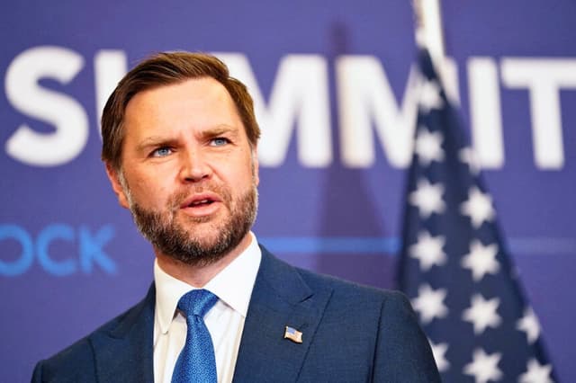 Vicepresidente JD Vance en el complejo hotelero Burgenstock con vistas al lago de Lucerna, Suiza, el 21 de junio de 2026. (Nathan Howard/Pool/AFP/Getty Images).