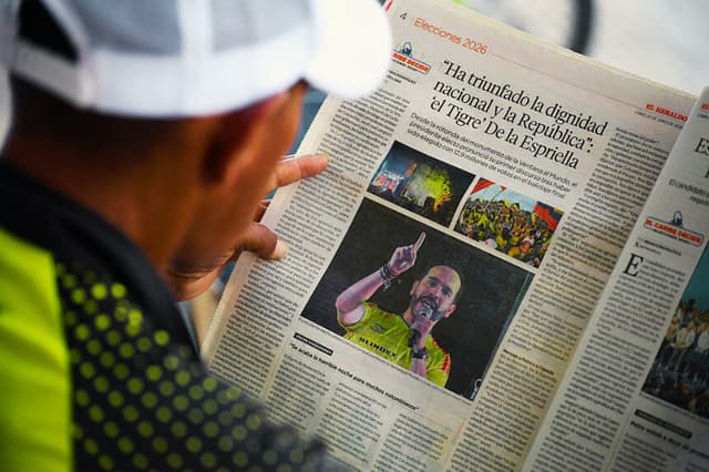 Un hombre lee el periódico en el que aparece el presidente electo de Colombia, Abelardo de la Espriella, en Barranquilla, Colombia, el 22 de junio de 2026. (Jaime SALDARRIAGA / AFP vía Getty Images)