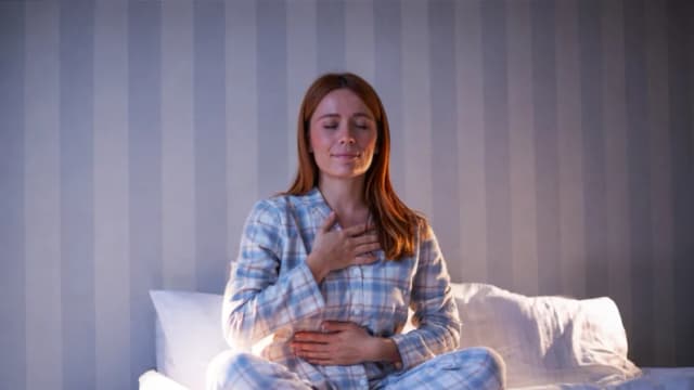 6 ejercicios relajantes antes de dormir para conciliar el sueño más rápido