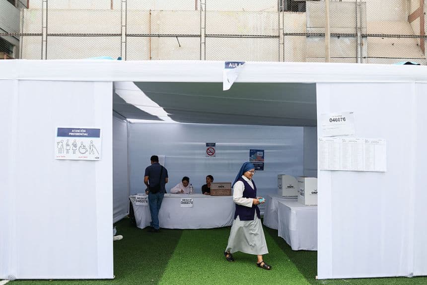 Una monja sale tras votar durante la segunda vuelta de las elecciones presidenciales en el complejo deportivo Túpac Amaru de Lima, el 7 de junio de 2026. (Connie FRANCE/AFP vía Getty Images)