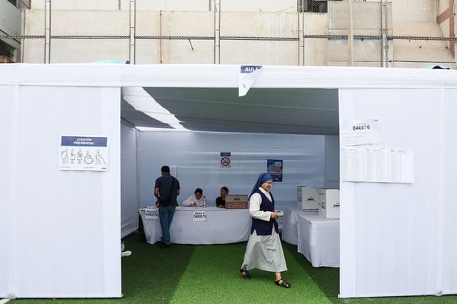 Una monja sale tras votar durante la segunda vuelta de las elecciones presidenciales en el complejo deportivo Túpac Amaru de Lima, el 7 de junio de 2026. (Connie FRANCE/AFP vía Getty Images)