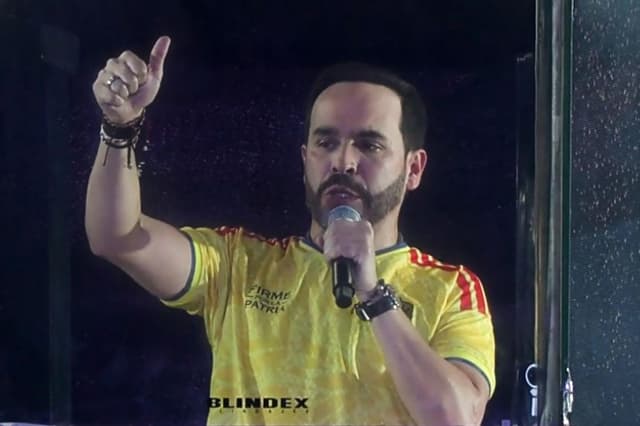 El derechista Abelardo de la Espriella ganador de la segunda vuelta presidencial de Colombia pronuncia un discurso este domingo, luego de los resultados preliminares que le dan el triunfo por delante del izquierdista Iván Cepeda, en Barranquilla, Colombia. (EFE/ Juan Diego López)