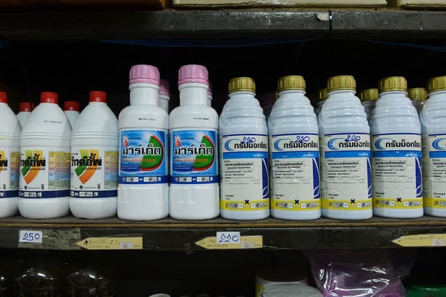 Botellas de paraquat (R) y glifosato a la venta en una tienda de Bangkok el 23 de mayo de 2018. (ROMEO GACAD/AFP vía Getty Images)
