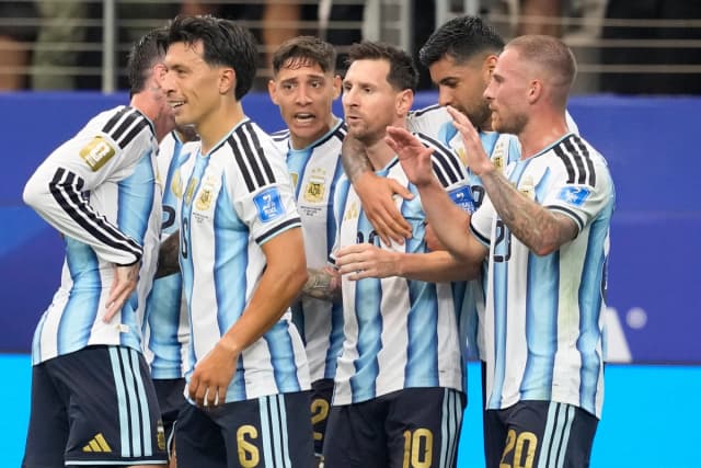 Lionel Messi (10), de Argentina, celebra el primer gol de su equipo contra Austria con sus compañeros durante el partido de fútbol del Grupo J de la Copa Mundial en Arlington, Texas, cerca de Dallas, el 22 de junio de 2026. (Tony Gutierrez/AP)