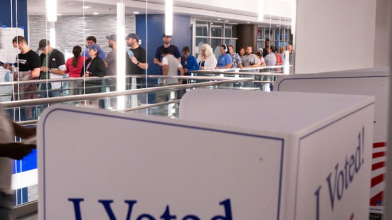 Jueza impide que administración Trump use base de datos migratoria para verificar padrón electoral